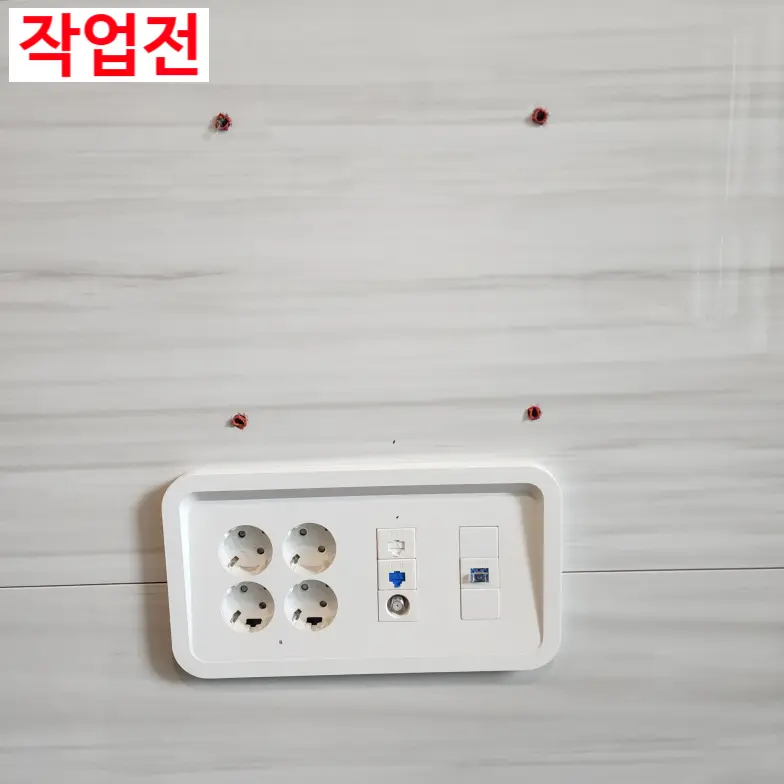 거실아트월 TV벽 못구멍 메꾸기 복원 — 시공 전