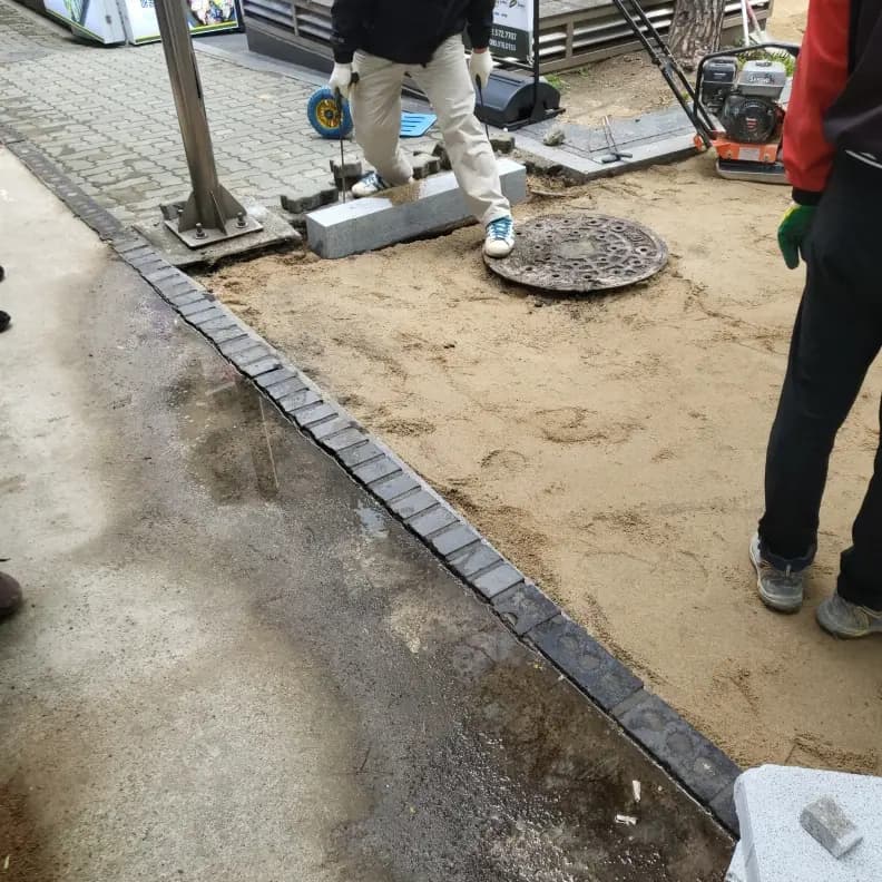 빌딩앞 깨지고 들뜬 보도블럭 보수 복원 — 시공 후