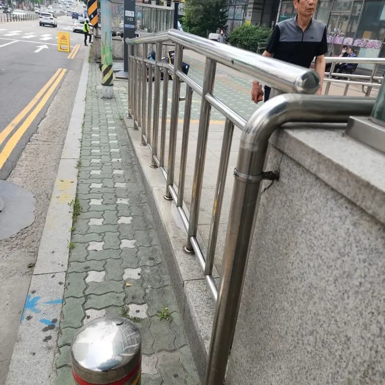 지하철장애인경사로안전바설치시공 — 시공 후
