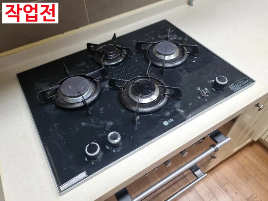 기름때 가득한 고장난 가스렌지 교체 — 시공 전